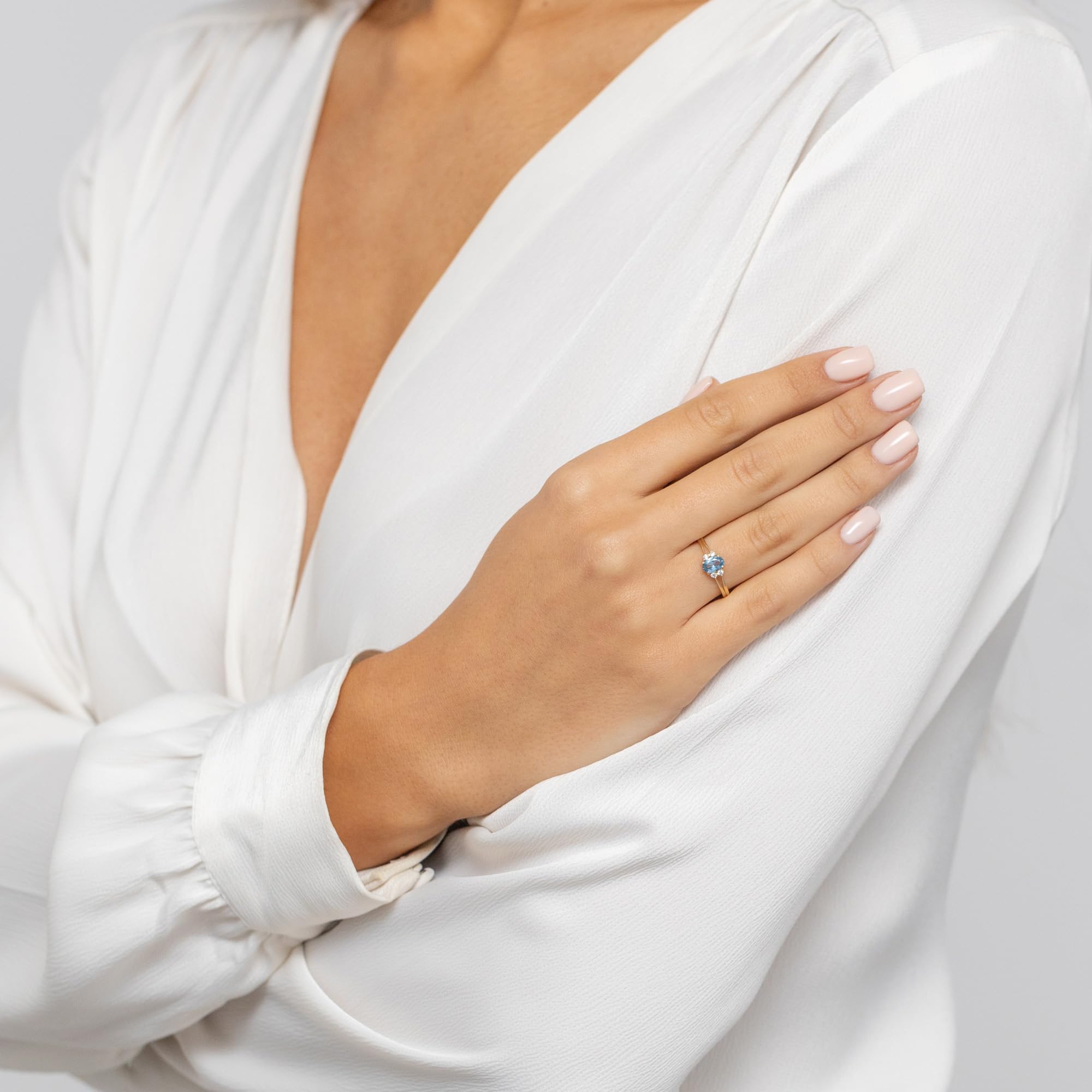 MARKO Goldring Damen 333 Echtgold mit blauem Zirkonia – 8 Karat Ring Gold Damen, eleganter Verlobungsring, Damenring mit Stein, Goldschmuck Geschenk für Frauen