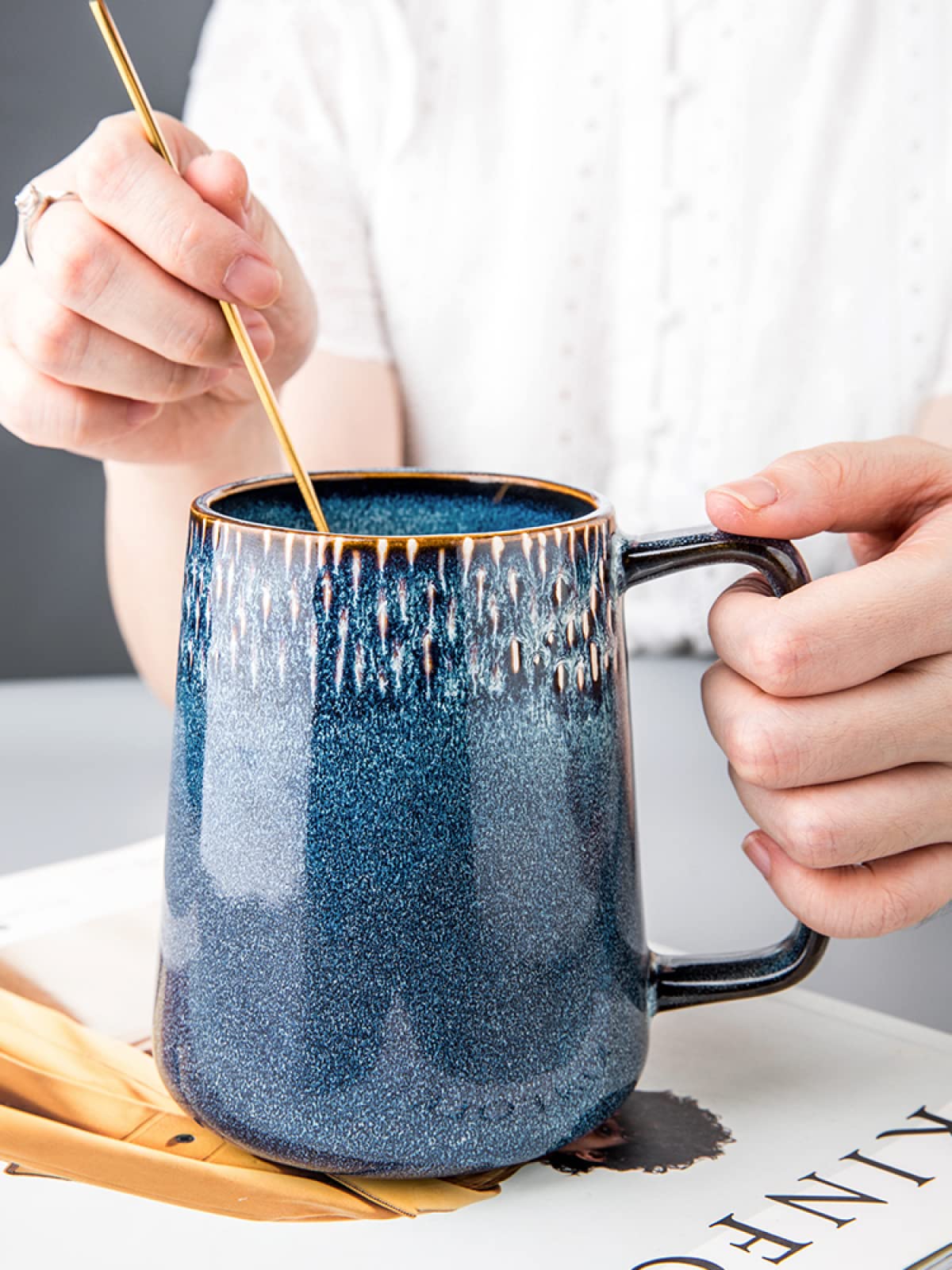 Tazza da caffè in ceramica Cielo stellato blu con coperchio e cucchiaio Tazza da tè Tazza da caffè in ceramica fatta a mano Tazza regalo per ufficio e casa