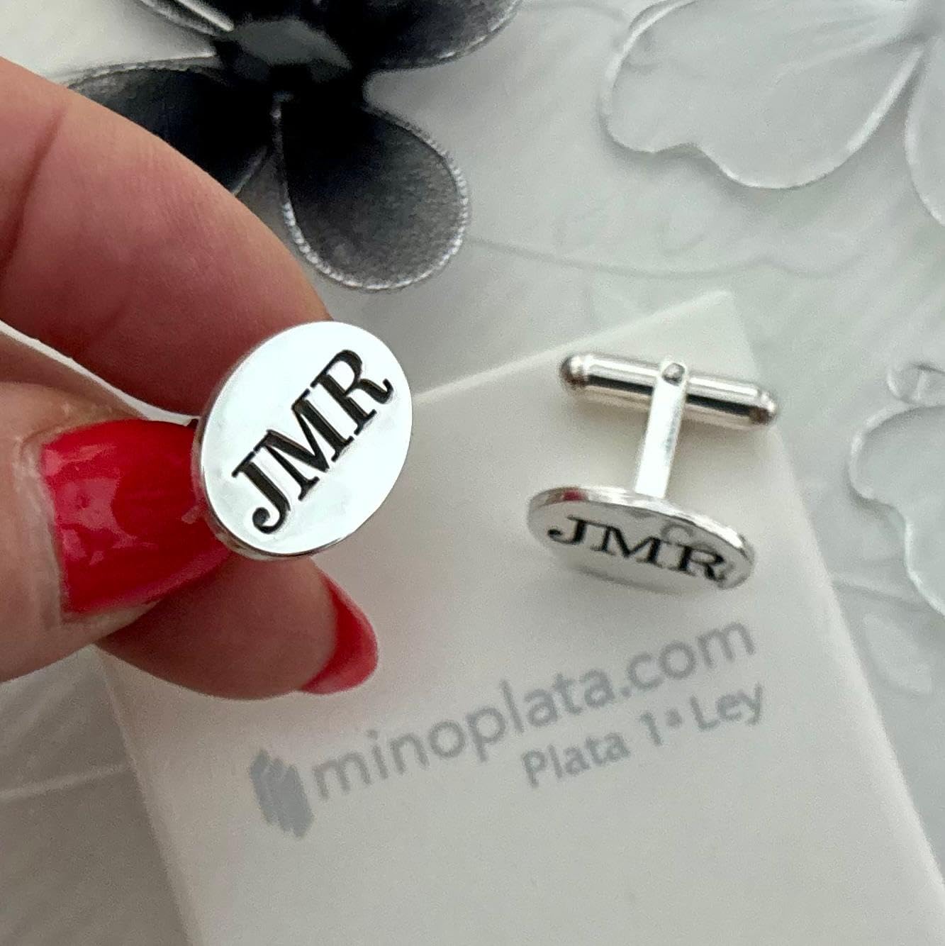 Gemelos para camisa ovalados de Plata de ley personalizados con los textos que tú quieras, podrás crear una joya única perfecta para regalar a novios, padrinos y hombres especiales
