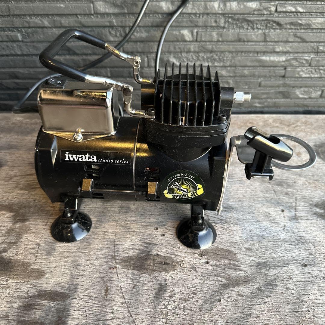 Iwata IS800 mini compresseur sans huile pour éviter les taches sur vos maquettes