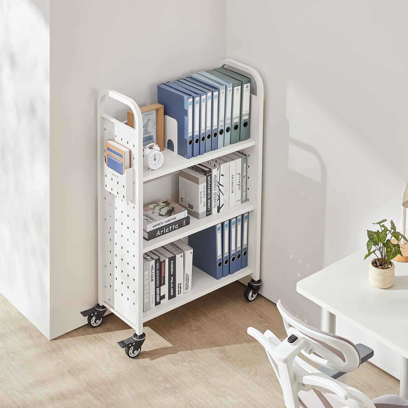 VEVOR Carrello Portalibri con Ruote 770 x 380 x 1220 mm Carrello Rotante Porta Libri, Carico 150 kg Ripiani a L Monofacciali con Ruote Bloccabili 7,6 cm per Scaffali di Casa, Ufficio e Scuola, Bianco
