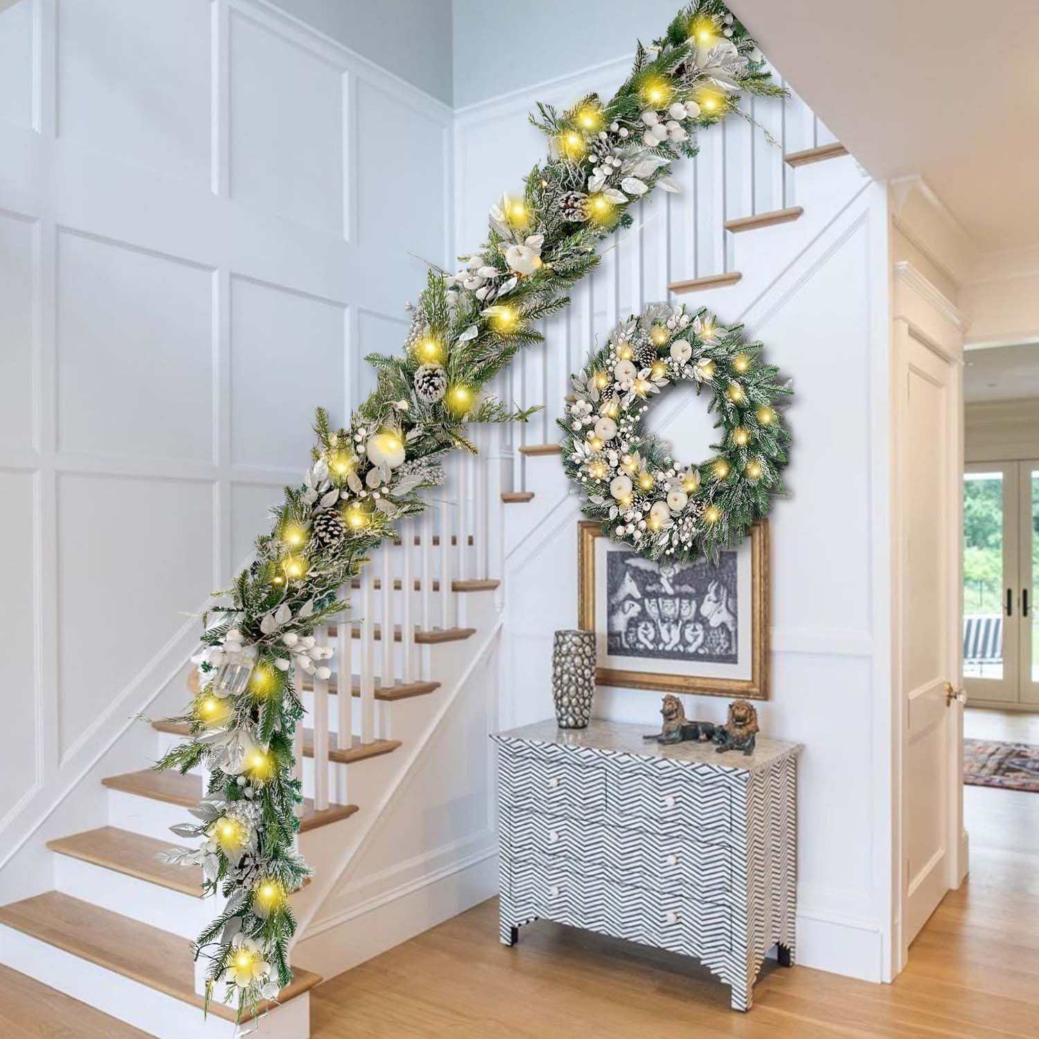 WANNA-CUL Corona de Navidad grande preiluminada de 30 pulgadas para puerta delantera con 50 luces LED, decoración de corona de Navidad iluminada en blanco plateado con manzanas y bayas blancas