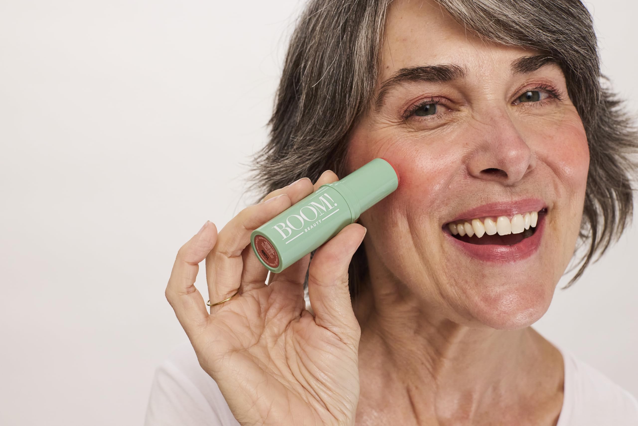 BOOM! by Cindy Joseph Boomstick Golden Peach, 3-in-1 Creme Blush Stick für Augen, Lippen & Wangen, langanhaltende, mischbare & aufbaubare Farbe für reife Haut, vegan & tierversuchsfrei