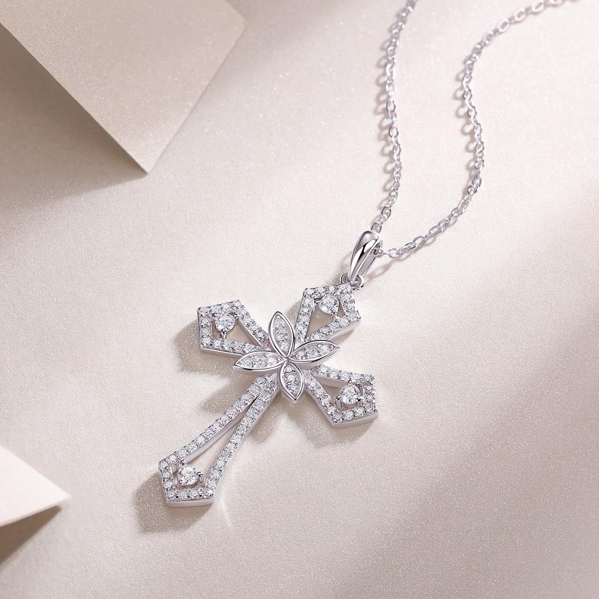 FANCIME Moissanite Croix Chaîne en argent sterling 925 Pendentif croix scintillante Collier avec Moissanite 1 Carat Bijoux Cadeaux d'anniversaire pour femmes, Longueur de la chaîne : 40 + 5 cm