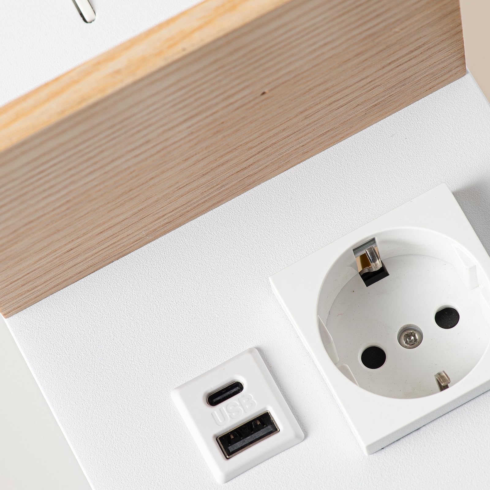Alpinaluz Wandleuchte mit schwenkbarem LED-Leselicht, 3 W, Umgebungslicht, 6 W (2800 K), Ladeanschlüssen USB-C & USB-A, Schuko-Stecker und Holzablage für Schlafzimmer und Kopfteil