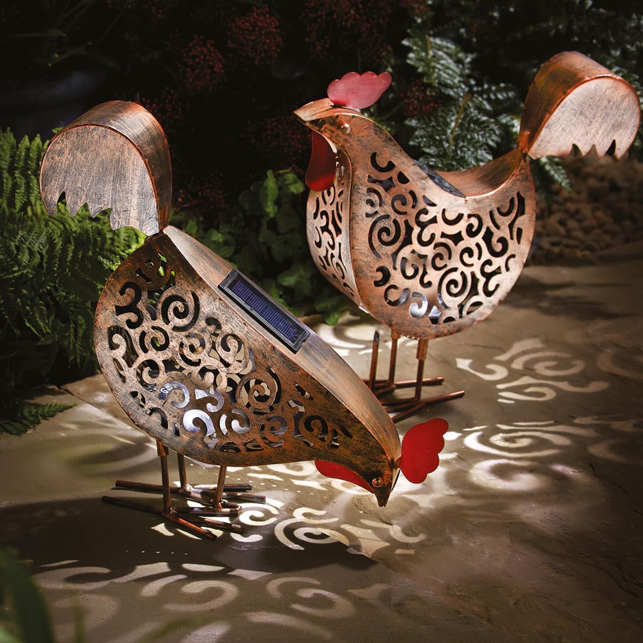Garden Mile Lot de 2 sculptures d'animaux de jardin en métal effet bronze avec lumières LED à effet silhouette alimentées par énergie solaire Sculptures de poules pour jardin extérieur Résistantes à