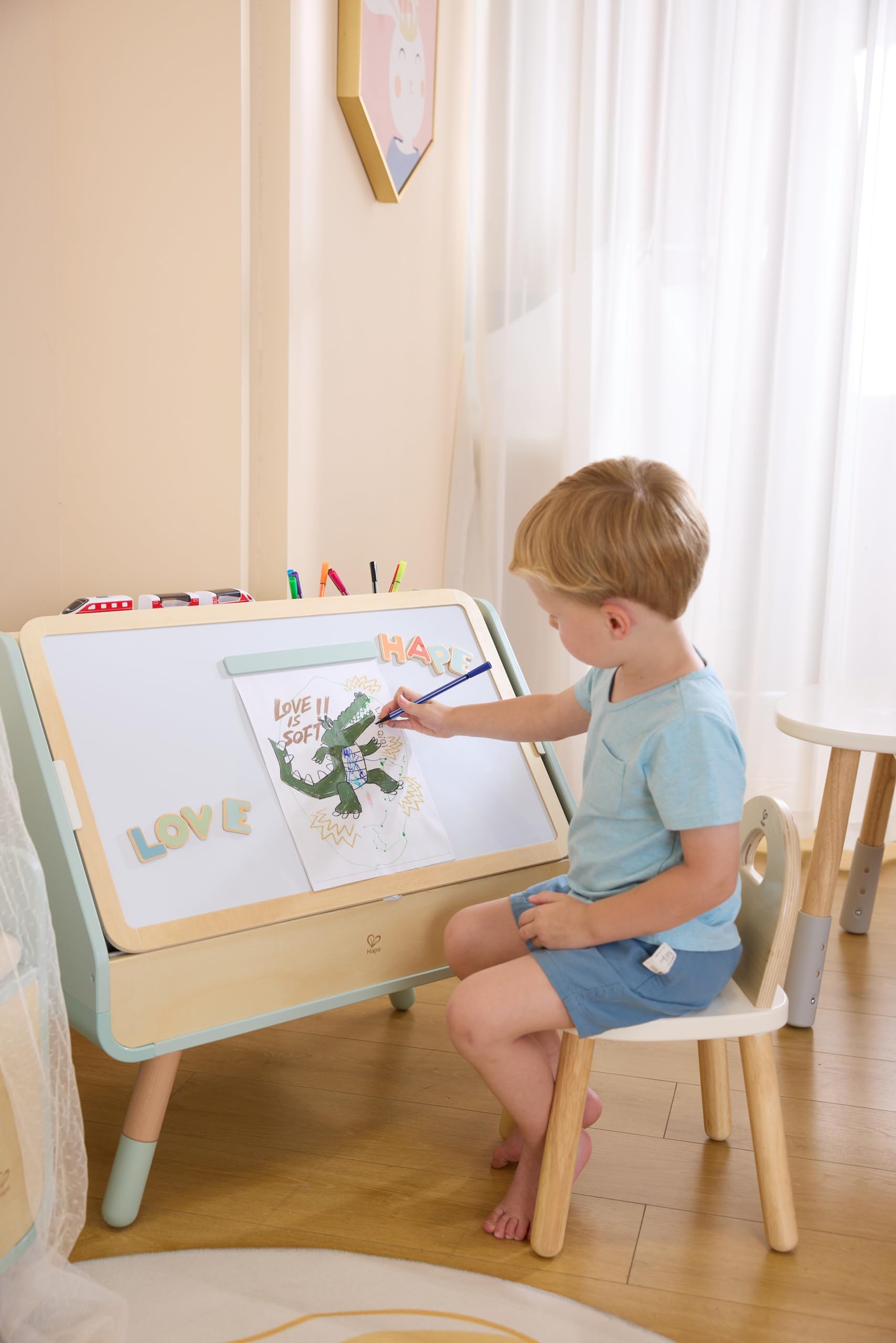 Hape Stół do czytania i rysowania – sztaluga i regał na książki w jednym, tablica suchościeralna 2 w 1, miejsce do przechowywania i akcesoria, ergonomiczny stół malarski, wykonany z drewna z funkcją