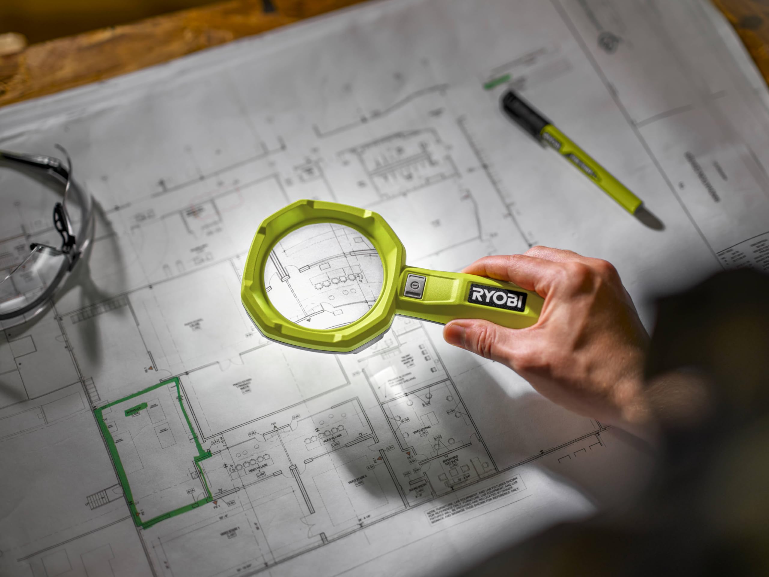 RYOBI - Lupa oświetlona 4V USB litowa - 2 intensywności: 60/200 lumenów - Powiększenie x 3 - W zestawie kabel USB-C i 1 akumulator 4V 2,0 Ah USB litowy - RML4-120G