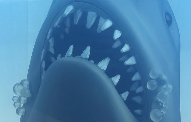 Foto 5 de 8 de SD Toys - Figura Coleccionable Tiburón sobre Podio de Exposición Jaws, 17 x 27 x 10 cm