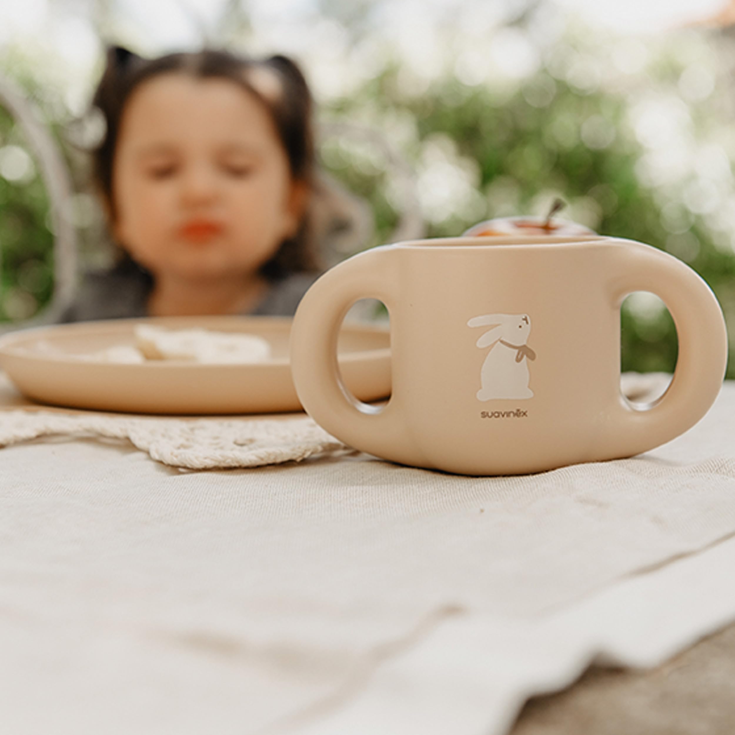 Suavinex, Set Vaisselle Bébé. Coffret Repas Enfant, 5 pièces. Comprend : Assiette + Bol + Tasse + Cuillère + Nappe Antidérapante. 6+ Mois. Durable, Apte pour le lave-vaisselle, Micro-onde. Rose