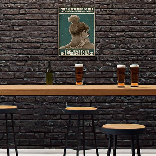 Vista 20 de xitangyouyu Letrero de hojalata con texto en inglés "They Whispered to Her You Cannot Withstand The Storm I Am She Back" de metal retro para Soy