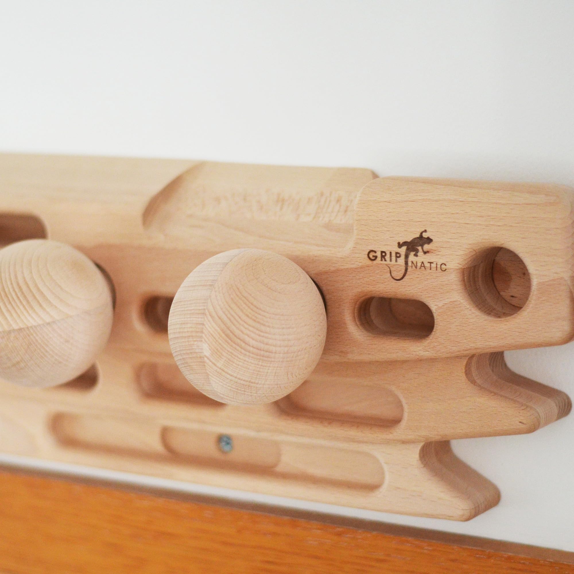 FingerPeg 1.0 Hangboard - Kletterbrett - Fingerboard - Pegboard Griffe - Buchenholz der Klasse A - mit Calisthenics-Stangen für Klimmzüge - einzigartiges Design - 120 kg Tragfähigkeit
