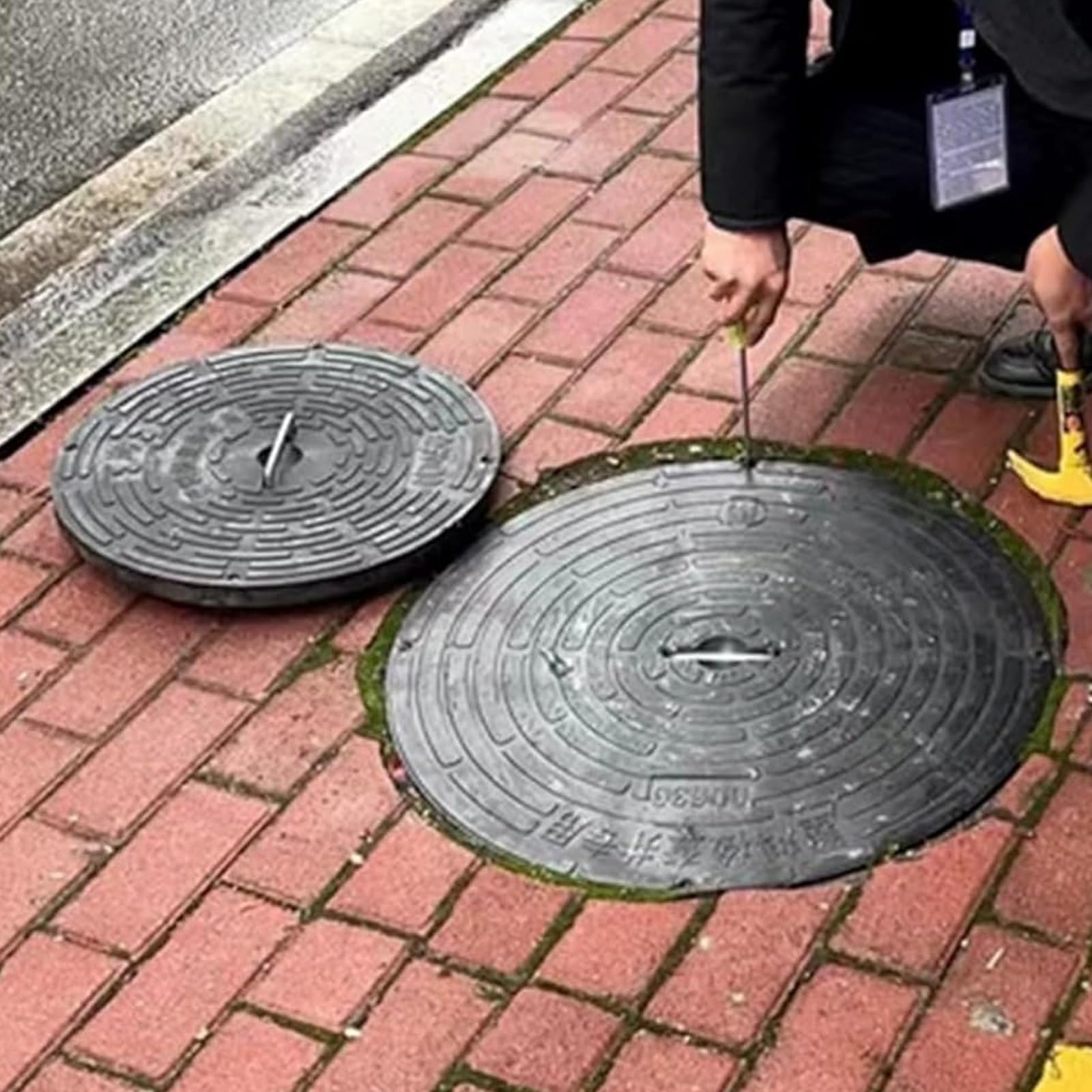 Copertura per scarico rotonda nera, 34 cm / 13in, in plastica resistente, con manico, per giardino, vialetto e marciapiede, accessorio essenziale per soluzioni di drenaggio all'aperto