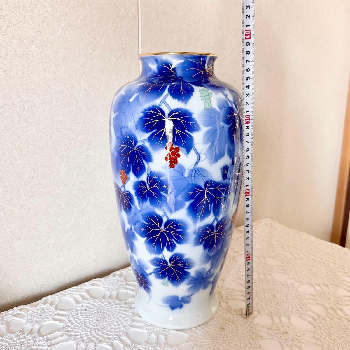 深川製磁 ぶどう柄の花瓶 皇室御用達・深川製磁器のブドウ柄花器