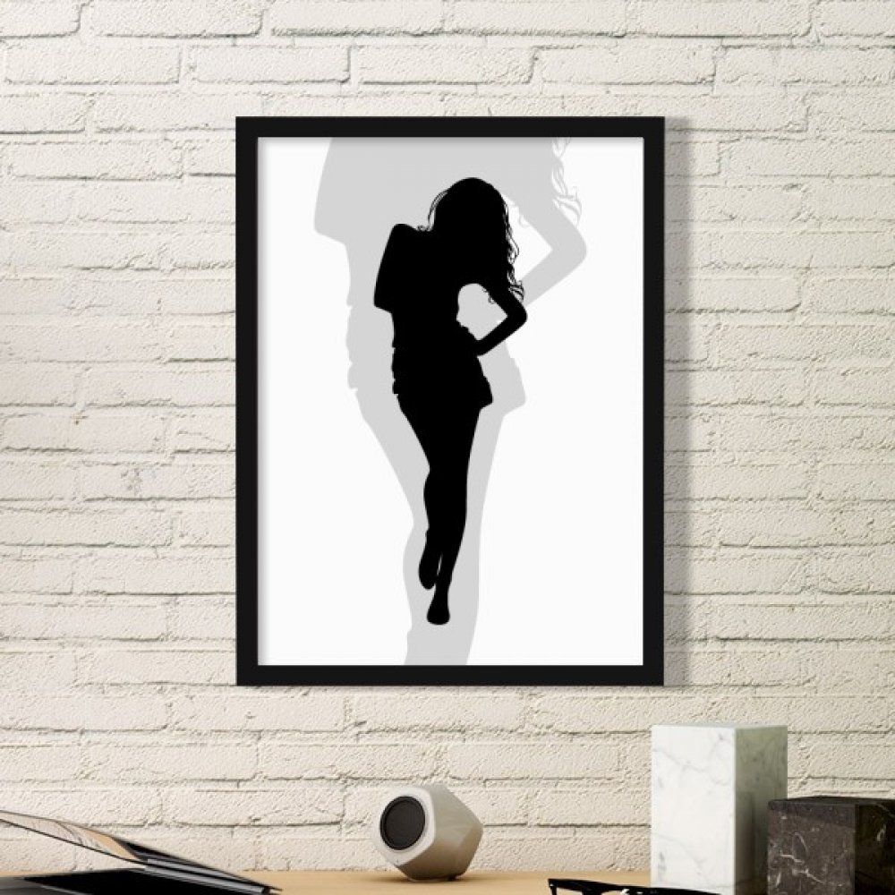 Cadre photo bois noir belle femme marcher pour decoration salon cosy