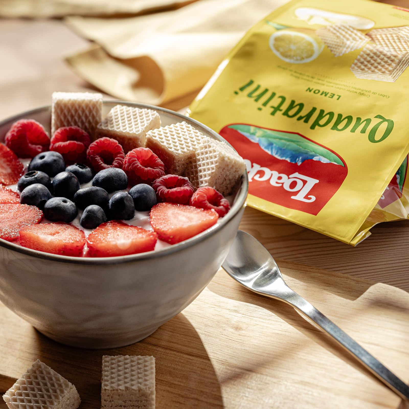 Loacker, Quadratini Lemon, Cubetti da Mangiare in un Boccone, con Cinque Strati di Croccanti Cialdine Wafer e Quattro di Crema al Gusto Limone, Snack Dolci per Colazione, 12 Sacchettini Richiudibili