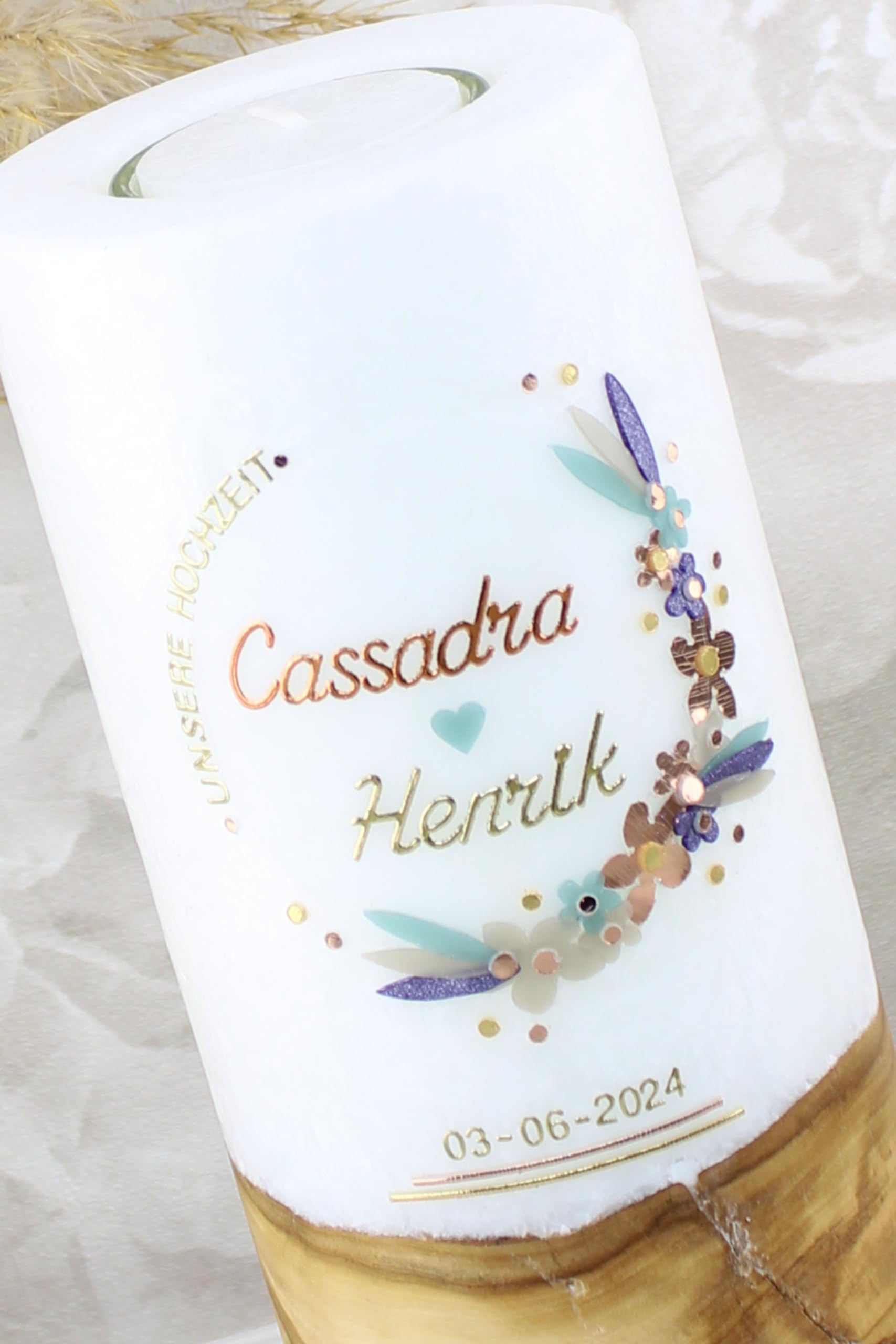 Hochzeitskerze Cassandra und Henrik mit echtem Holz mit Name und Datum, individuell und handverziert 2528