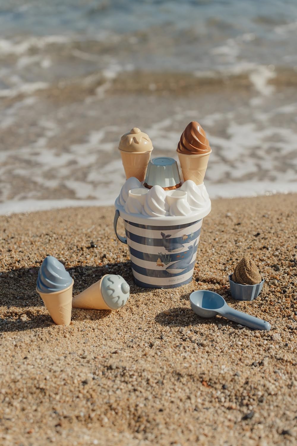 Little Dutch Ocean World - Set da 14 secchi per il gelato, giocattolo per la spiaggia, per ragazzi a partire dai 18 mesi in su, Ocean World