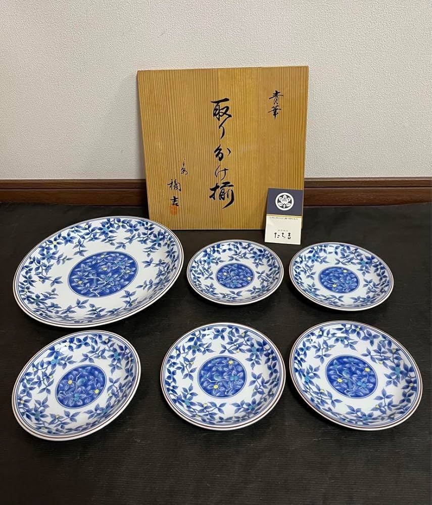 花柄の青い皿 大皿と銘々皿 橘吉 たち吉 染付花紋 青華 銘々皿揃5枚 大皿1枚
