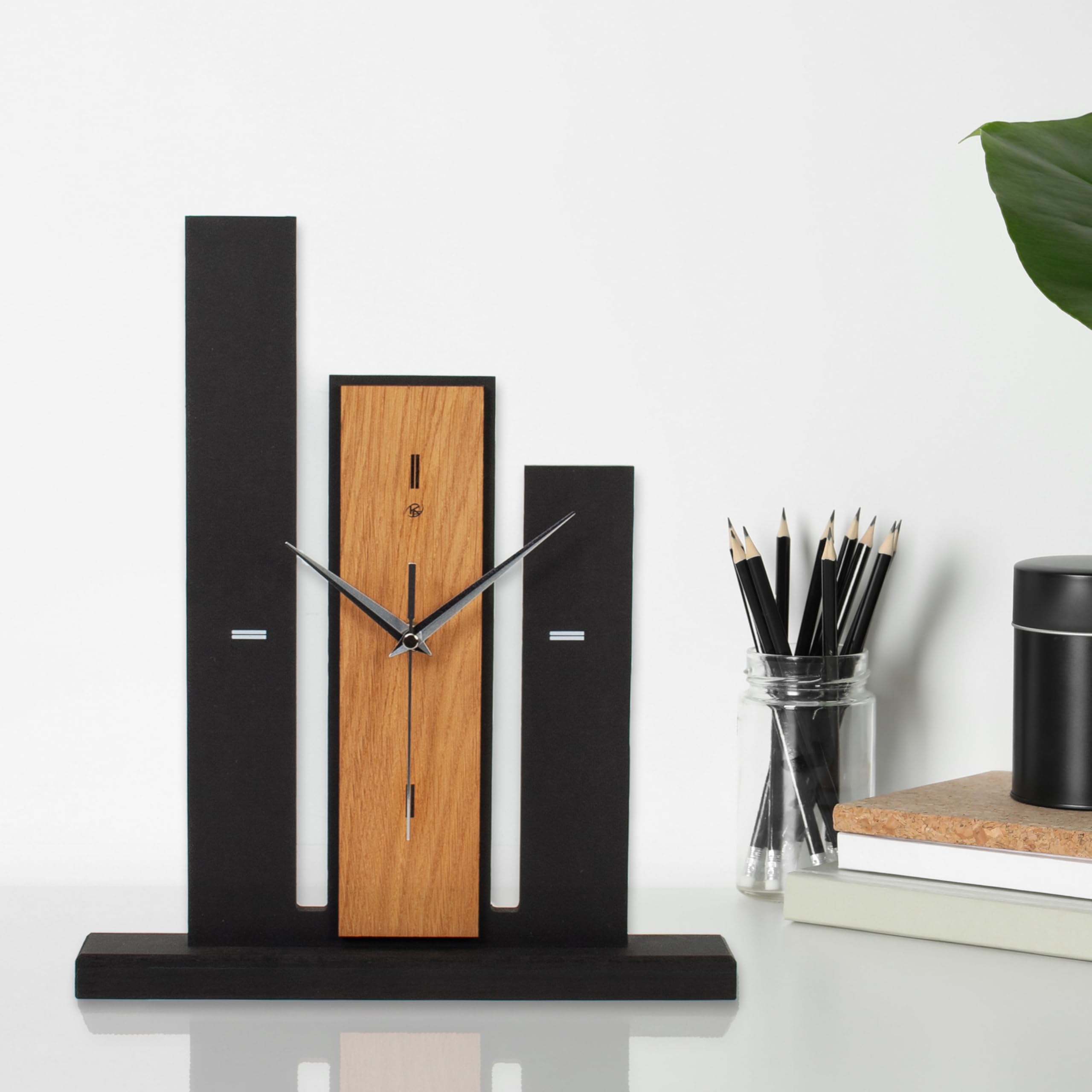 Kreative Feder Designer-Standuhr „Brown Stairs“ aus Holz – Schwarze Tischuhr in modernem Look ohne Ticken (Brown Stairs, leises Funkuhrwerk)