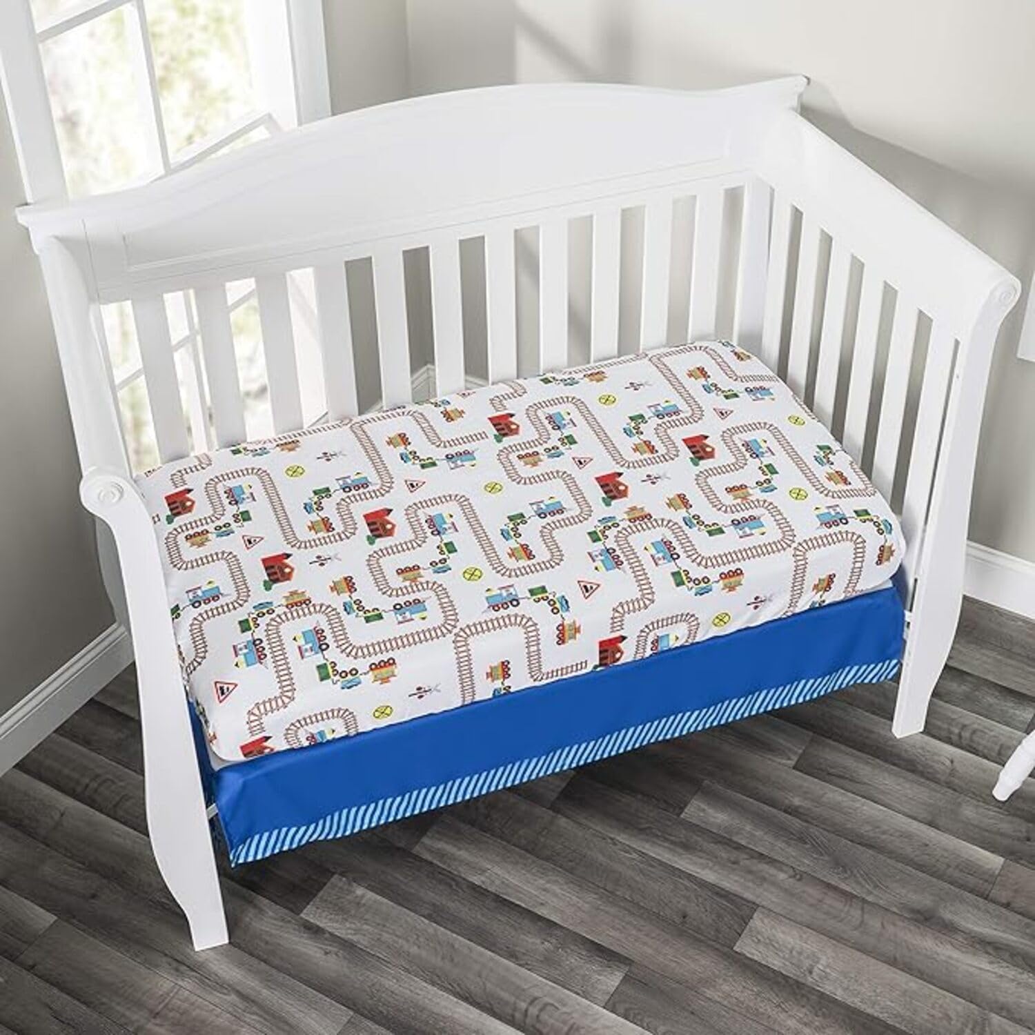 Everyday Kids Juego de cama de 3 piezas para cuna – Incluye edredón, sábana bajera y volantes de polvo – Juego de ropa de cama para cuna de bebé, Choo Choo Tren