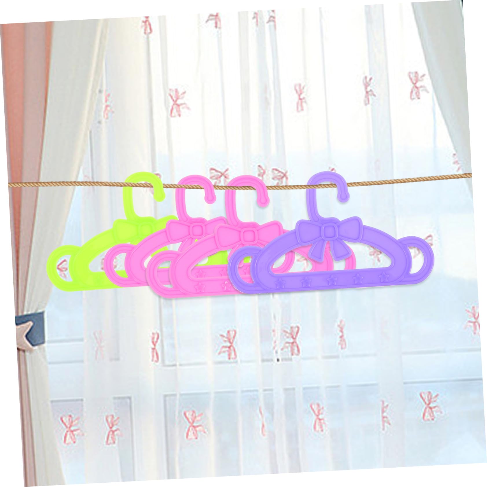 TOYANDONA Perchas de Ropa para Muñecas de 18 Pulgadas para Niñas, 15 Piezas de Plástico en Rosa, Verde y Morado, Soportes Organizadores para Juguetes y Accesorios, Uso en Habitaciones