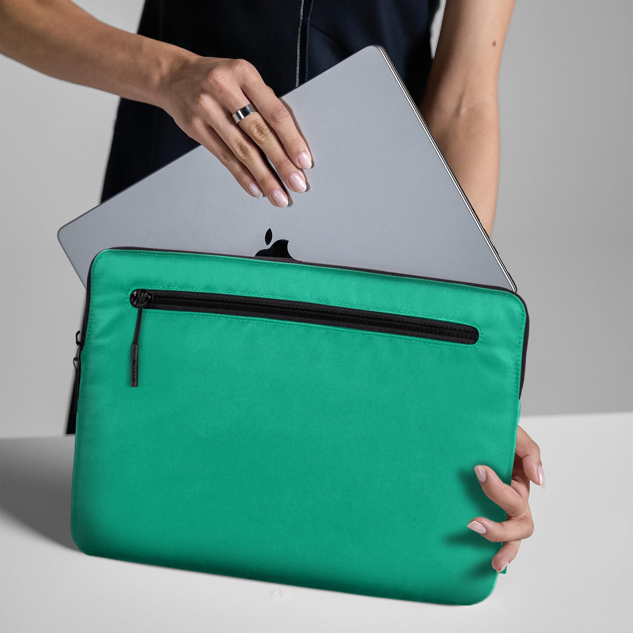 Amazon.com: Incase Compact Laptop Sleeve with Flight Nylon - 13