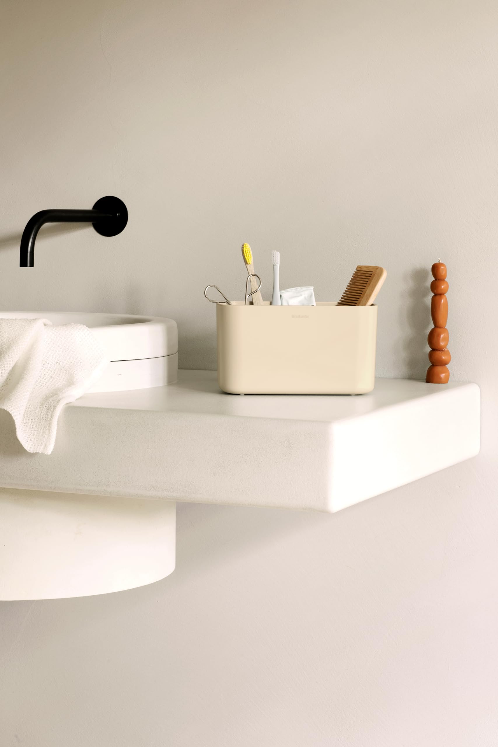 Brabantia - ReNew Portaoggetti da Lavabo - Organizzatore per Lavandino - Adatto come Portaspazzolino - Base Antigraffio - Facile da Pulire - Resistente alla Corrosione - Soft Beige - 20 x 10 x 11 cm
