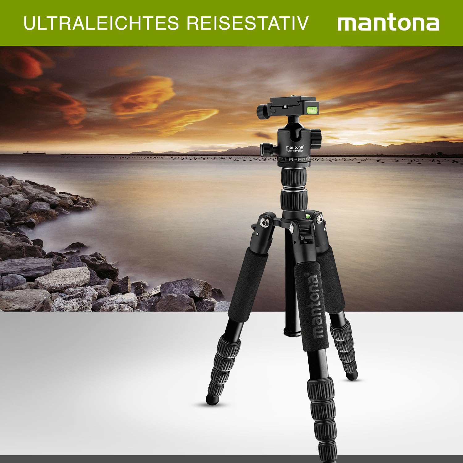 Mantona Light Traveller Reisestativ 131,5 cm schwarz, Kamerastativ aus Aluminium bis 5 kg Traglast, leichtes Fotostativ mit Kugelkopf und Arca-Swiss-Schnellwechselplatte, Tripod und Monopod