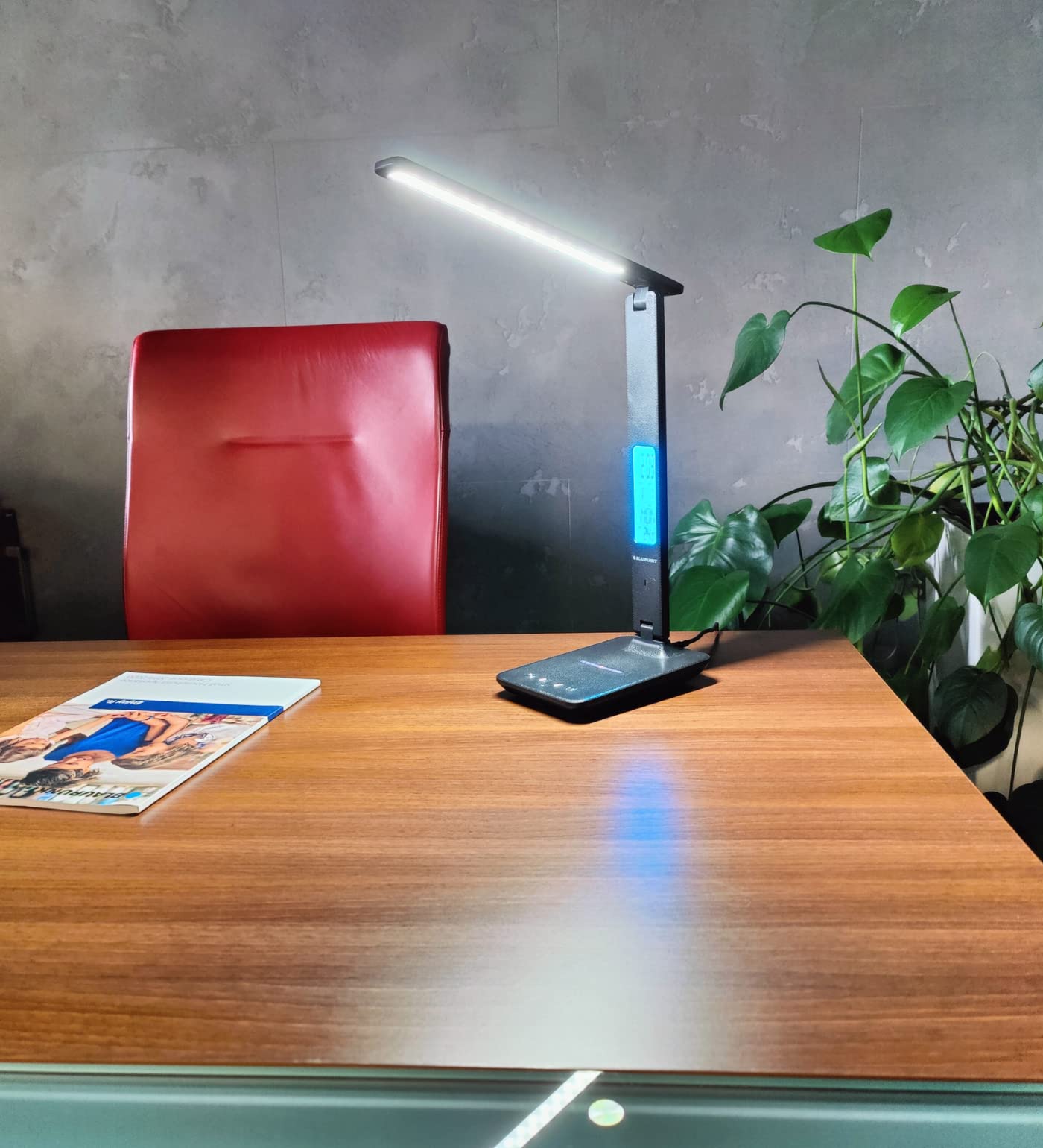 Blaupunkt LED-Schreibtischlampe mit kabellosem Ladegerät - USB-Ladeanschluss - Dimmbare Tischlampe 5 Farbmodi - Verstellbarer Arm - Büro - Leselicht - LCD-Anzeige Uhr Kalender Thermometer - Schwarz