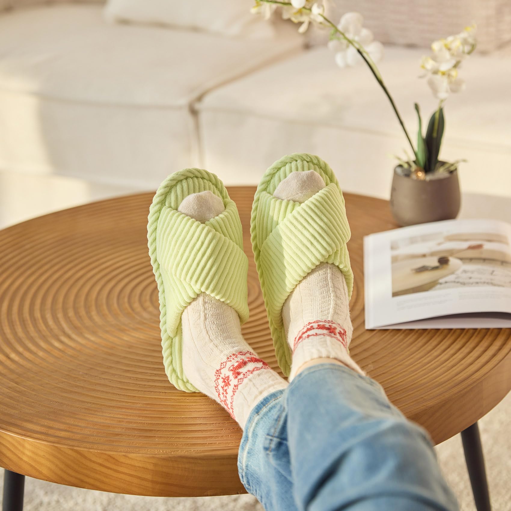 GOEWY Damen Hausschuhe mit Memory Foam Kordstoff-Wohnschuhe fürs Schlafzimmer, offener Zehen, Querriemen-Schleife, rutschfeste Sohle. Bequeme Trend-Slide als stylisches Geschenk. | Crossbands Cozy Cord-Slides, rutschfeste, leichte Sohle, für drinnen und d