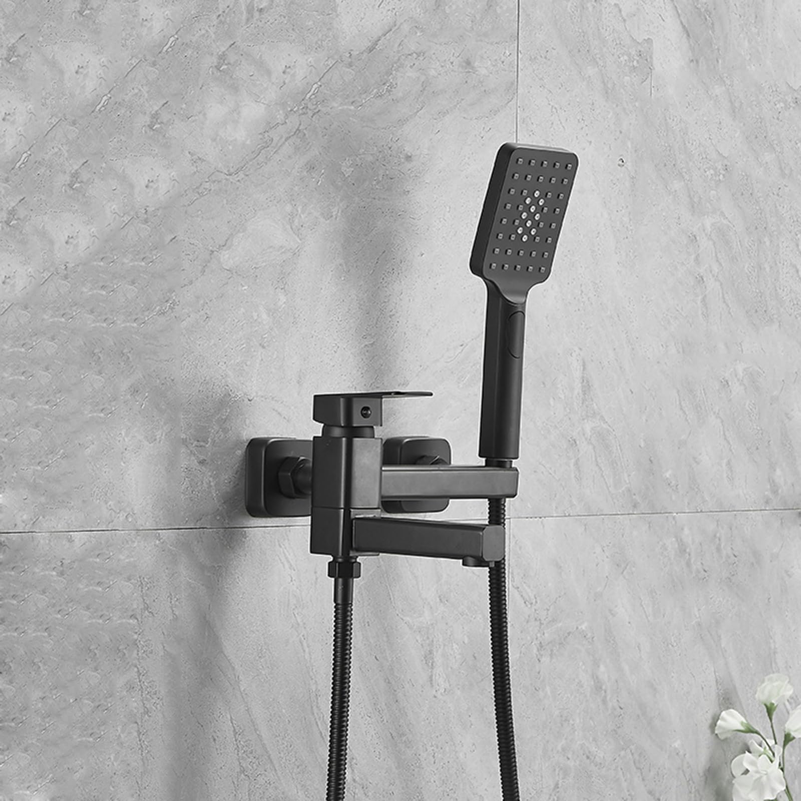 Mitigeur mural de bain cascade au design moderne et finition chrome