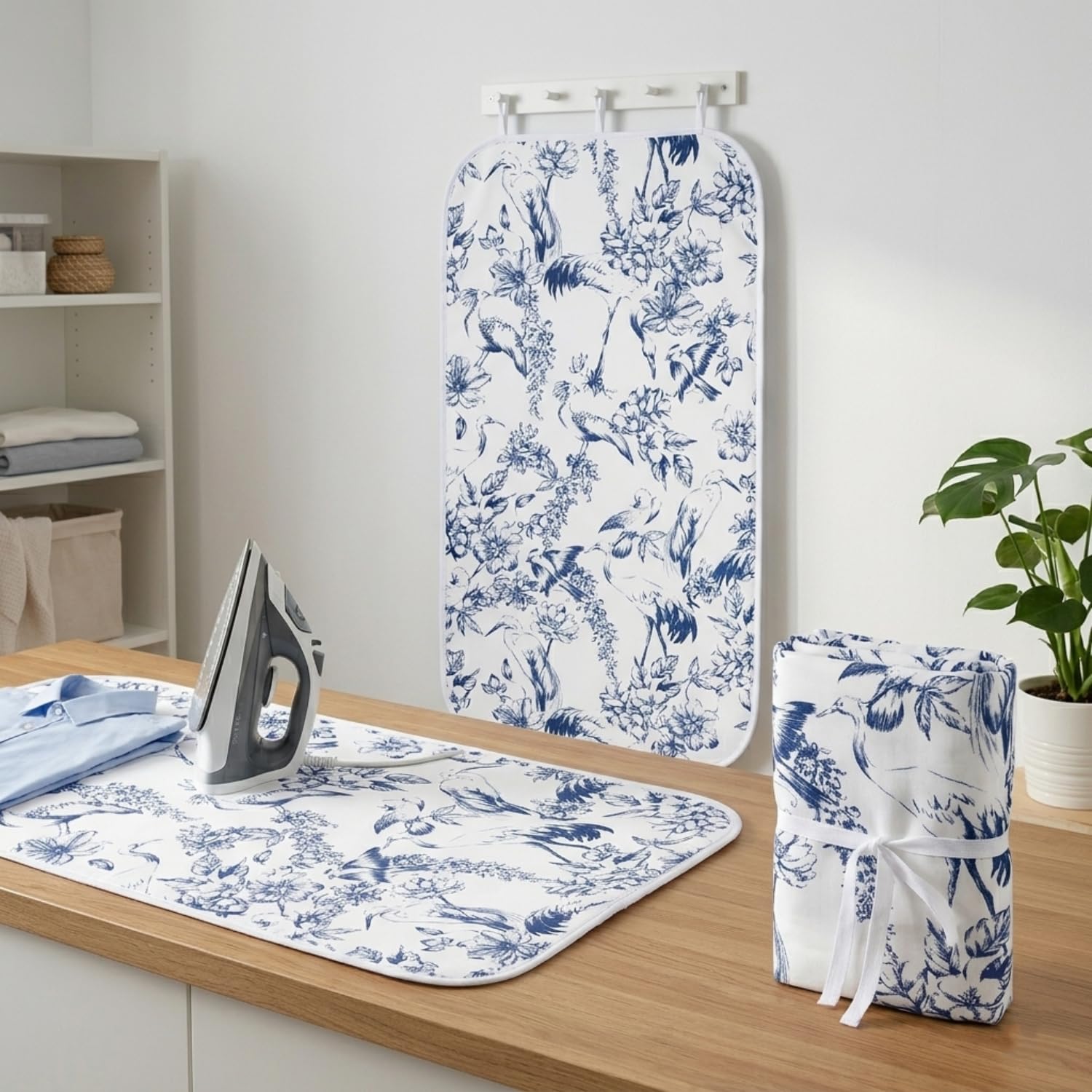 Umiin Copertura per Stirare Universale 75x100 cm - Tappeto da Stiro Spesso con 3 Clip per Porta e Parete - Pieghevole con Cinghie di Fissaggio - Design Uccelli e Fiori, Ideale per Tavolo e Letto
