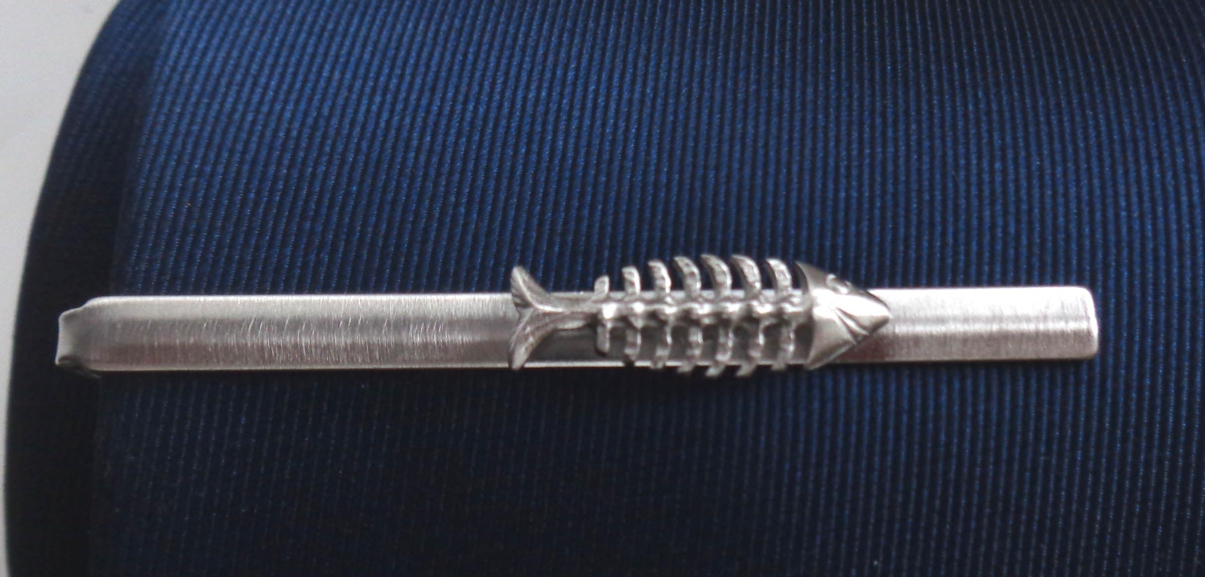 Fischgräte Krawattennadel silberfarben matt ca. 6,8 cm l. m.i. Germany + Geschenkbox
