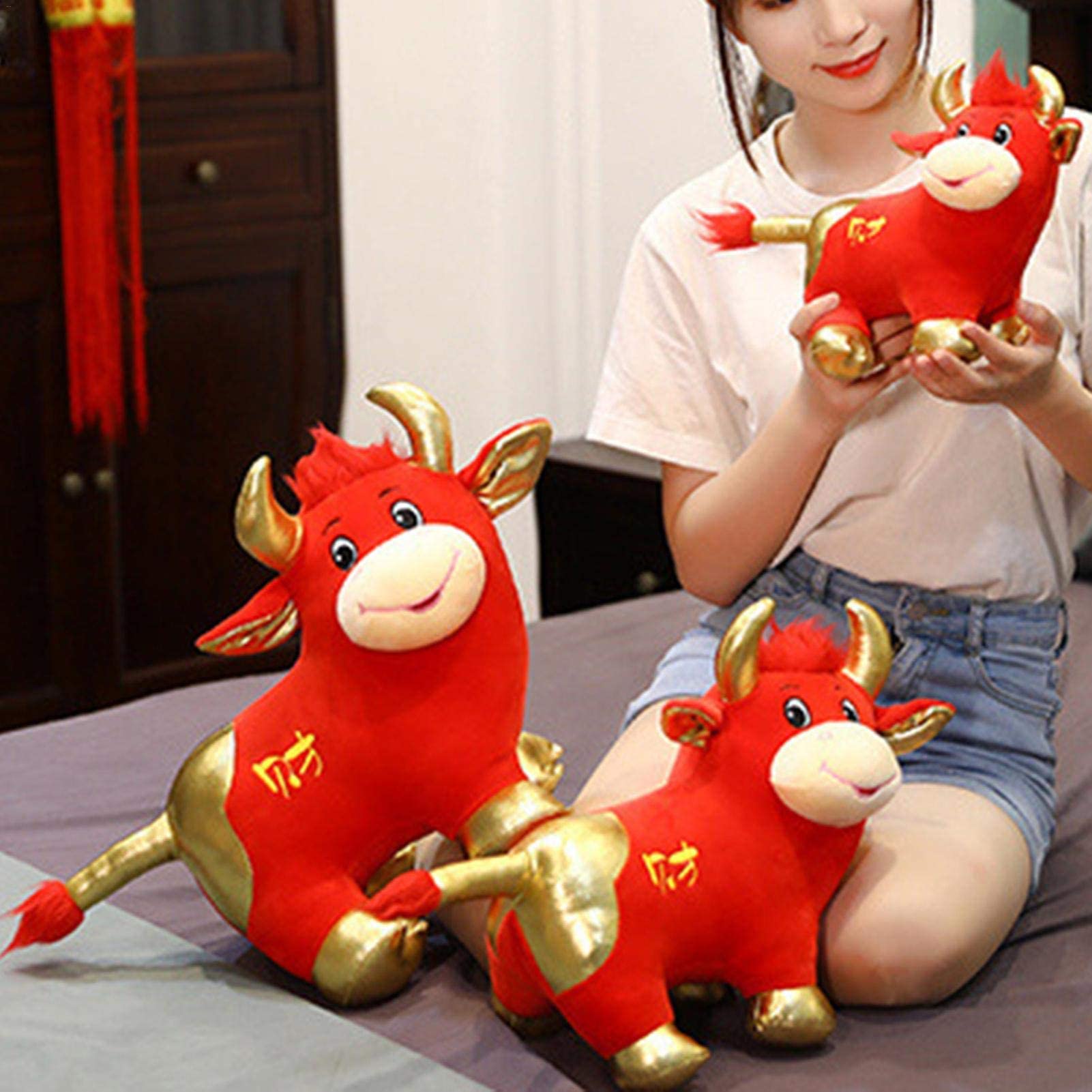 Amazon.co.jp: 牛のぬいぐるみ 新年の赤い幸運の牛のぬいぐるみ 牛の