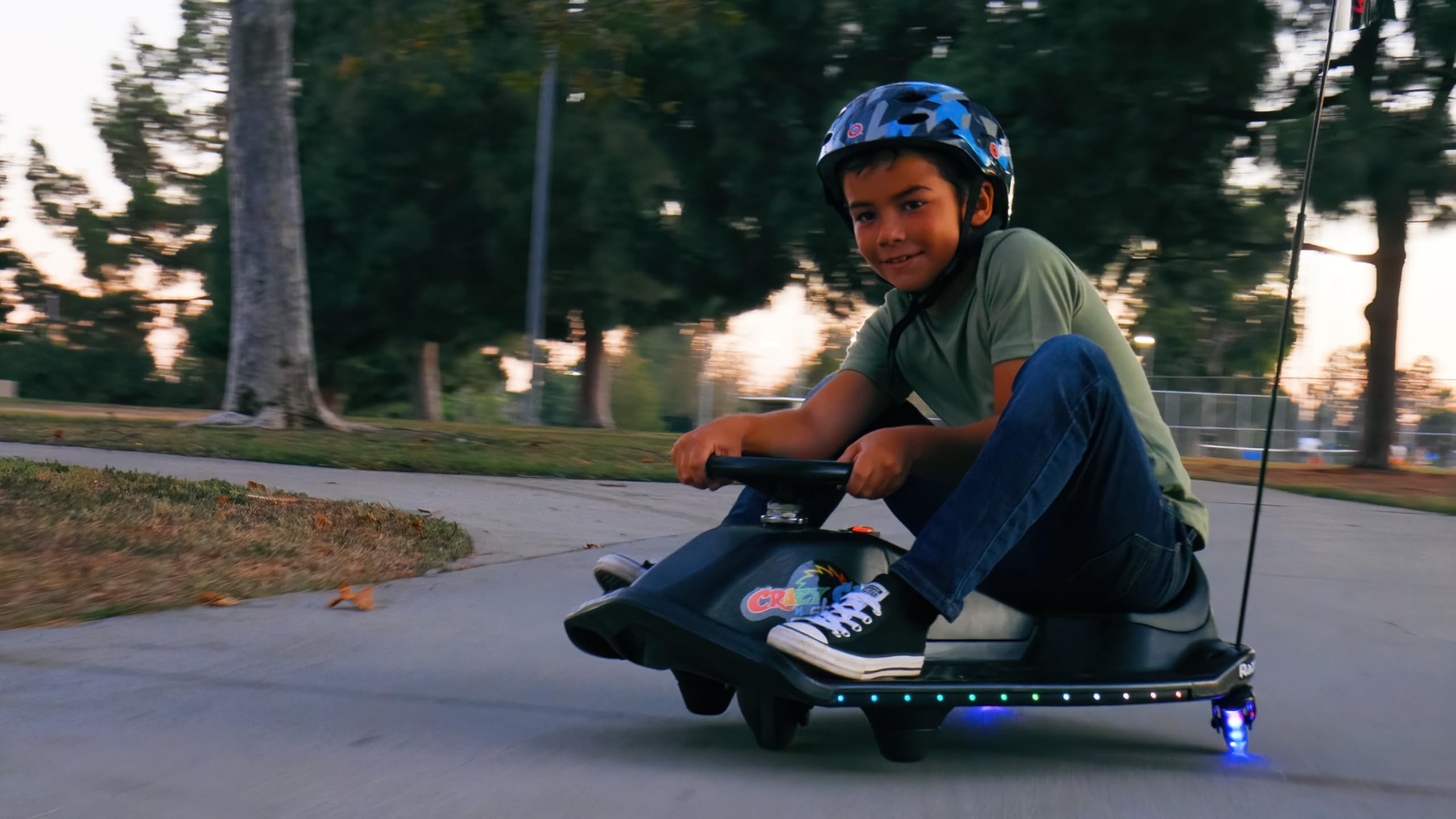 Razor Crazy Cart Shift Lightshow Go-Kart Elettrico al Litio con Ruote Illuminate, velocità Fino a 8 miglia orarie per Bambini di età Superiore ai 6 Anni