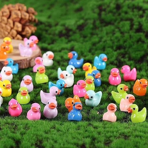 Miniatura 5 de Cidinge 110 piezas de patos en miniatura de resina, figuras de patos pequeños, adornos de encantos, jardín en maceta para fiesta, decoraciones
