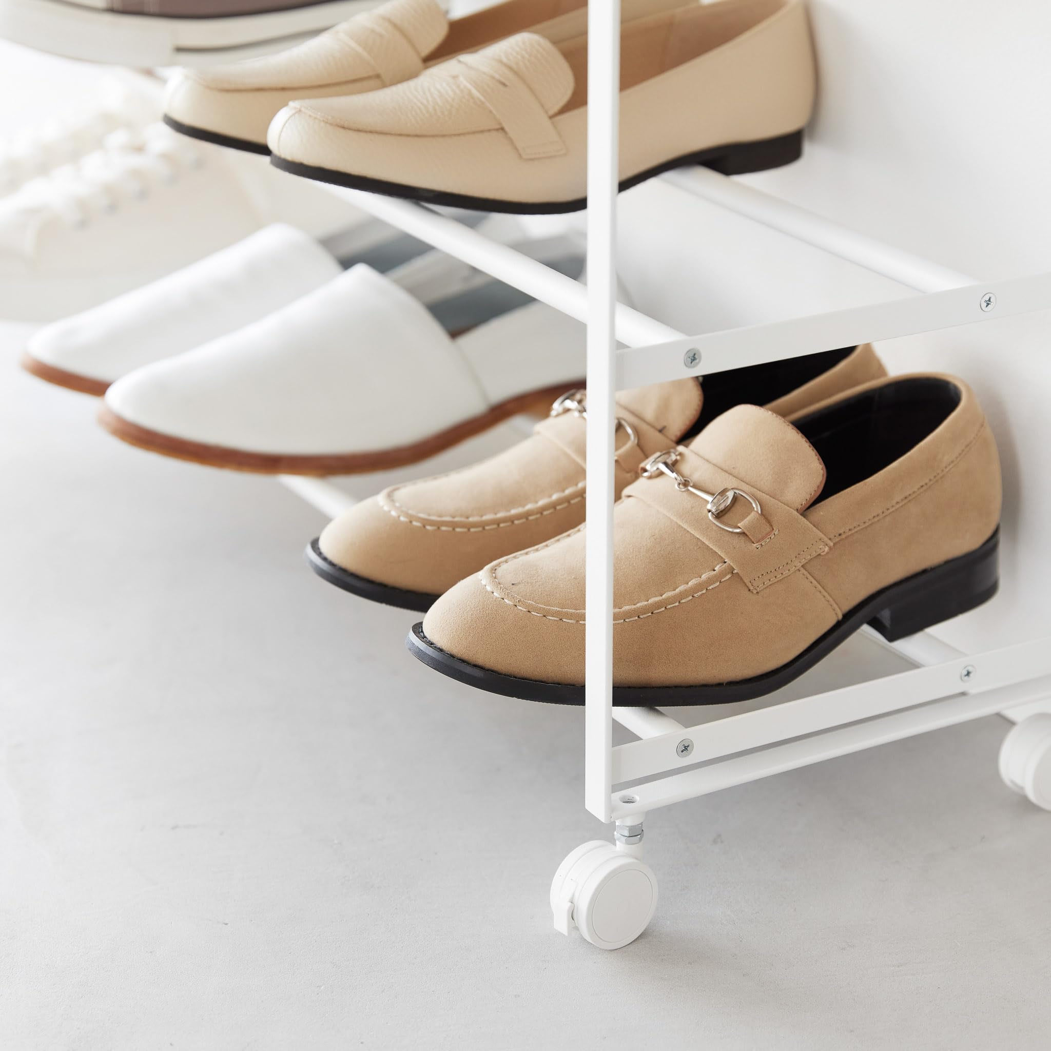 YAMAZAKI 1465 Tower 5-stöckiges Schuhregal mit Holzablage und Rollen, weiß, Stahl/Holz/Nylon, minimalistisch, 26 x 90,5 x 87 cm