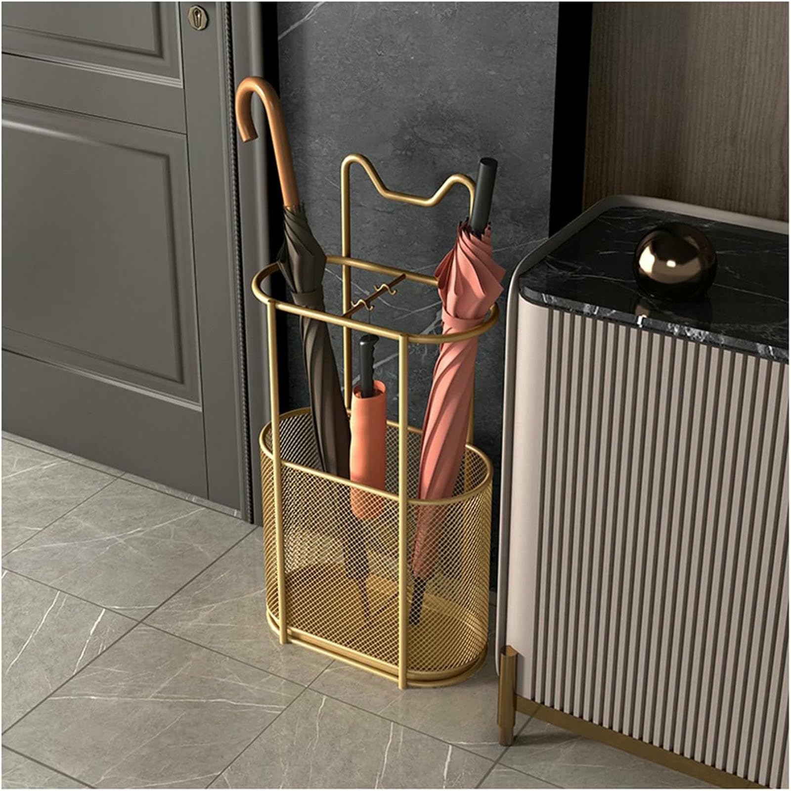 Stand de parapluie avec plateau compact pour optimiser le rangement de l'entrée