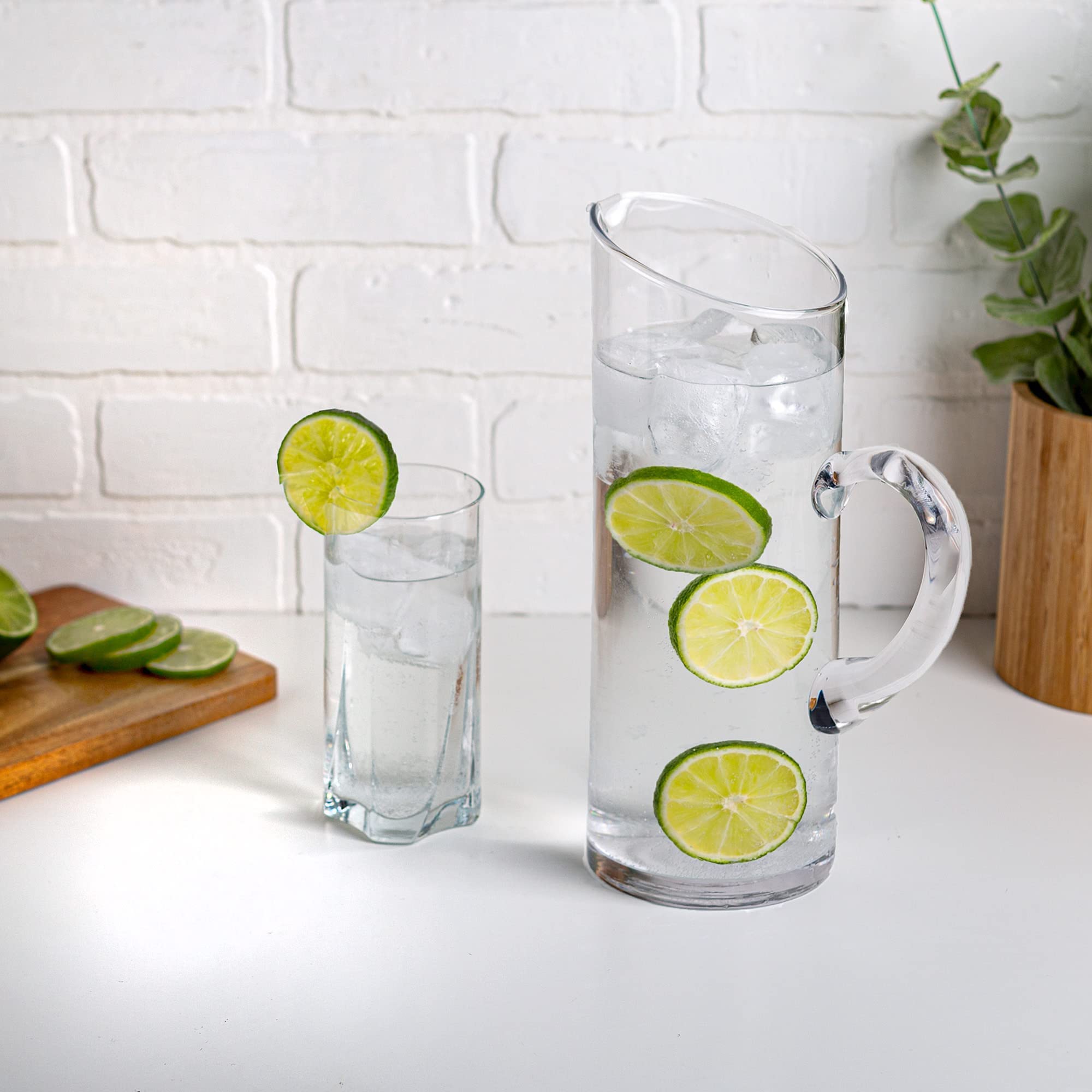 Jarra de agua de vidrio de 645 ml transparente para bebidas con boquilla de labios fácil de verter por Glavers – Elegante jarra para servir jugo, cóctel, sangría, limonada y soda. Apto para