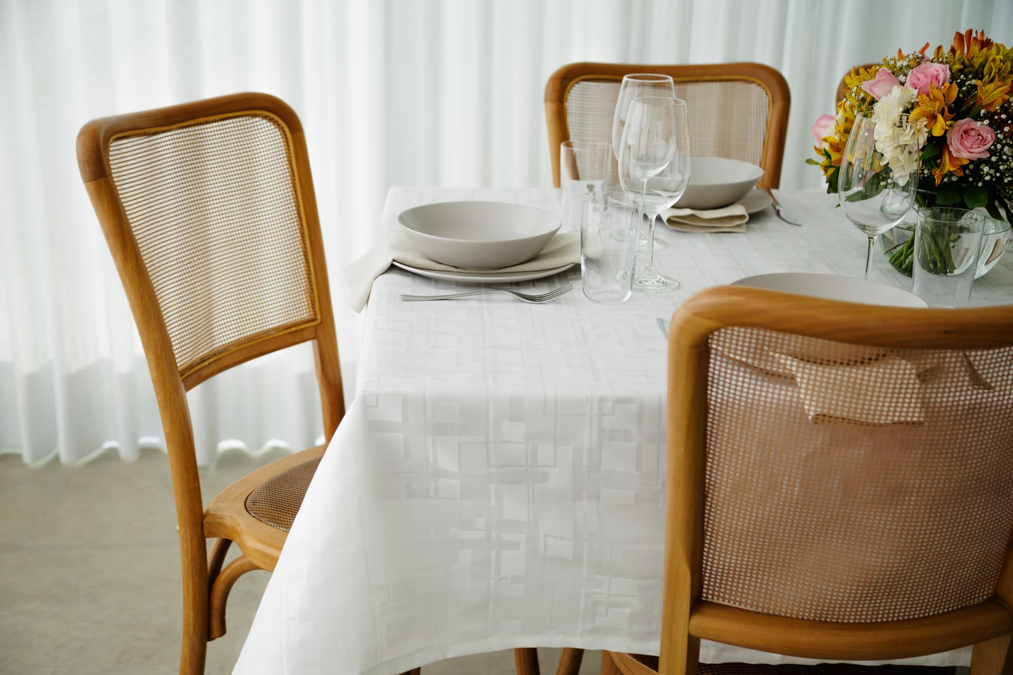 Toalha De Mesa Impermeável 6 Lugares 1,40x2,10m Jacquard (Geométrico Branco)