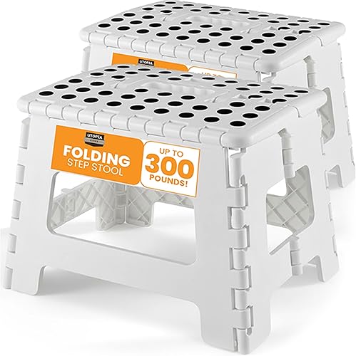 Utopia Home Taburete plegable con asa, taburete plegable antideslizante de 9 pulgadas, soporta hasta 300 libras, taburete de plástico resistente