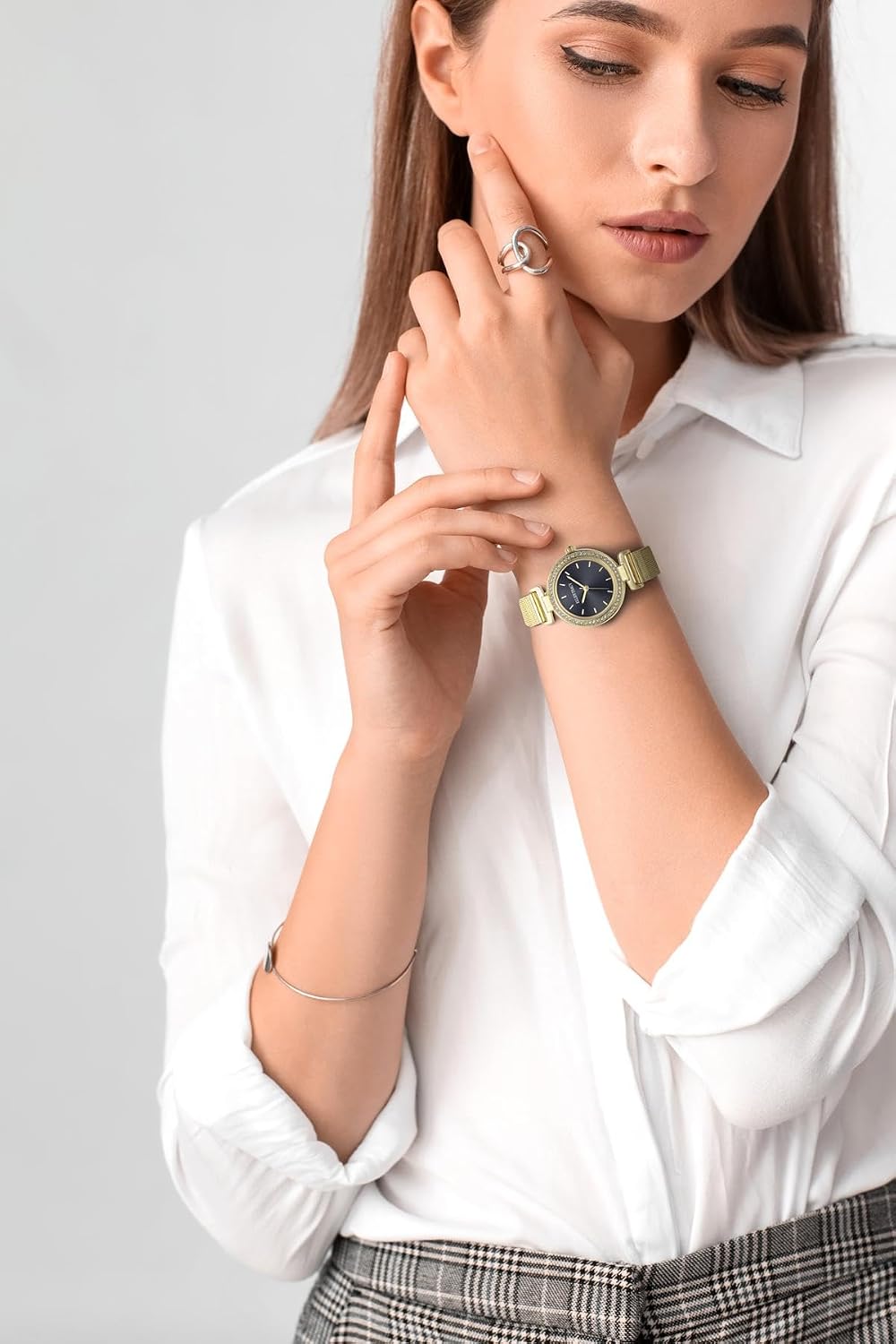 Ellen Tracy Women's Watch – 30mm Mesh Band, Round Sunray Dial with Crystal Bezel, Quartz Movement, Elegant Dress Watch for Small Wrists, Gift for Her