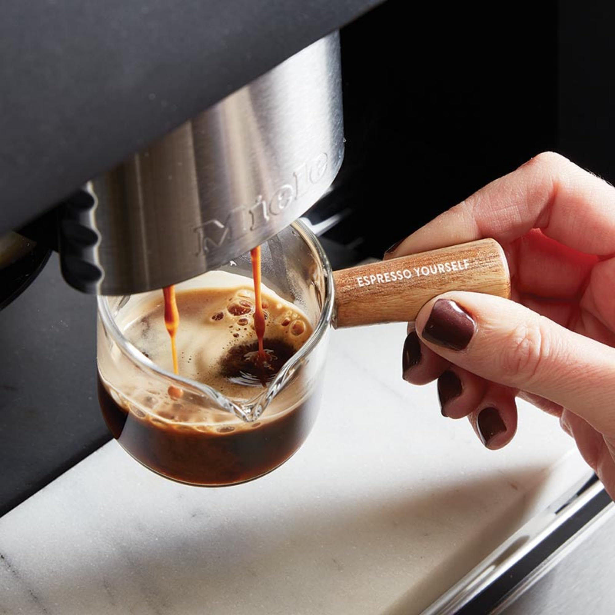 Santa Barbara Design Studio Coffee Bar Gifts - Taza medidora de cristal para espresso, 75 ml, cristal transparente y madera