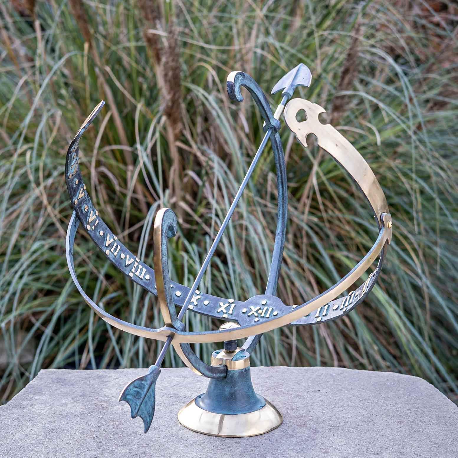 IDYL Outdoor Zeitmesser aus Bronze Sonnenuhr - hochwertig und auffällig | Nr. 0028 | Maße: 45 x 55 x 40 cm