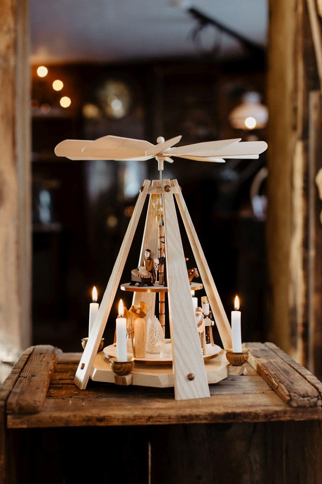Pyramide de Noël artisanale en bois brossé avec crèche sculptée 40cm