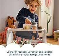 Vista 6 de Melissa & Doug - Encimera de helados de madera con cuchara para servir, juego de tienda de simulación, 28 accesorios de comida y cocina de juguete