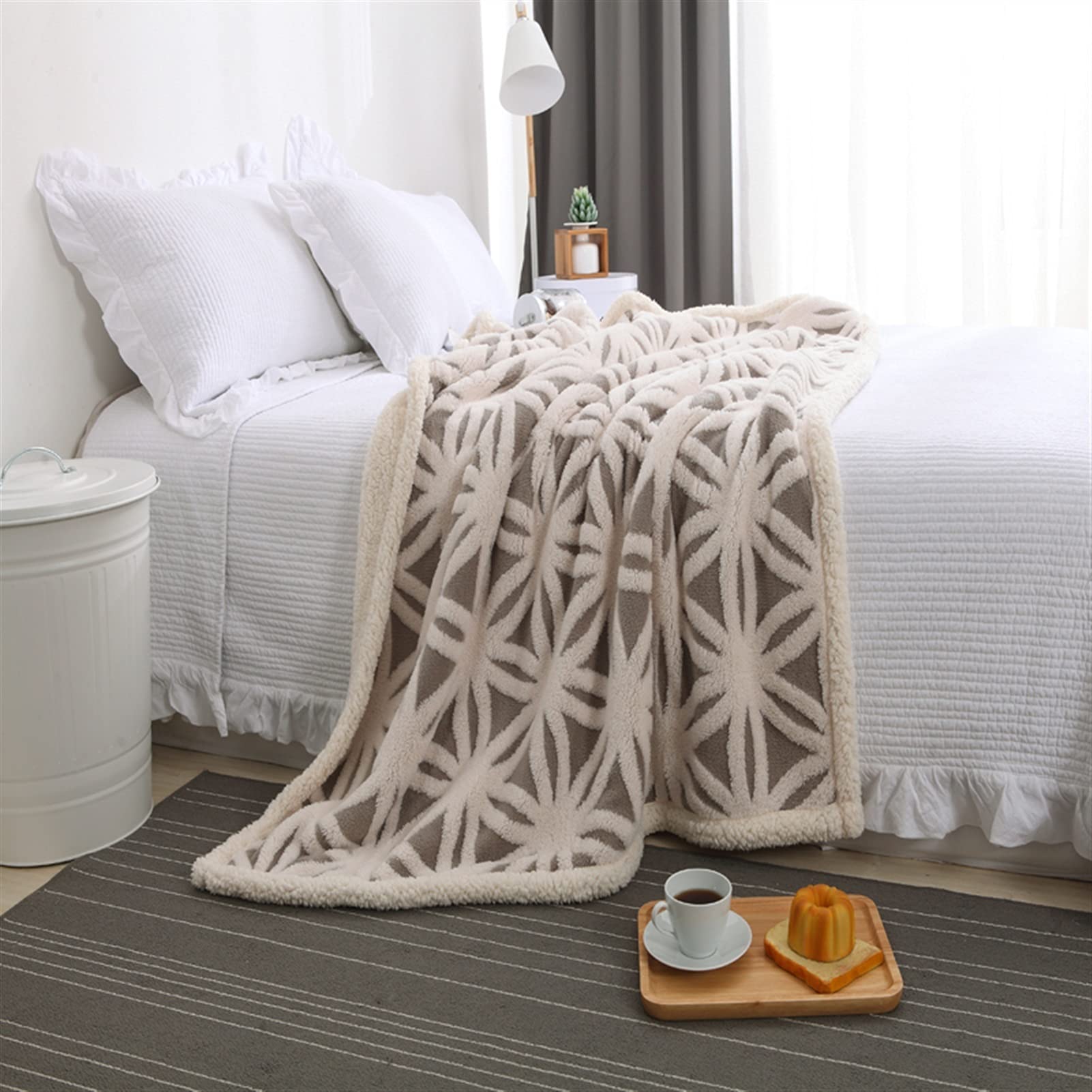 Couverture en flanelle douce pour des soirées cocooning confortables sur votre canapé