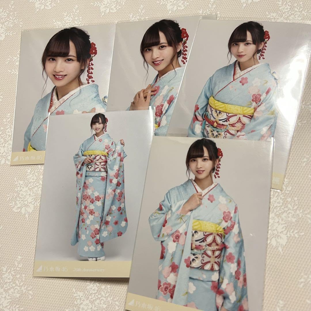 Amazon.co.jp: 佐藤楓 成人式 生写真 コンプ W : おもちゃ