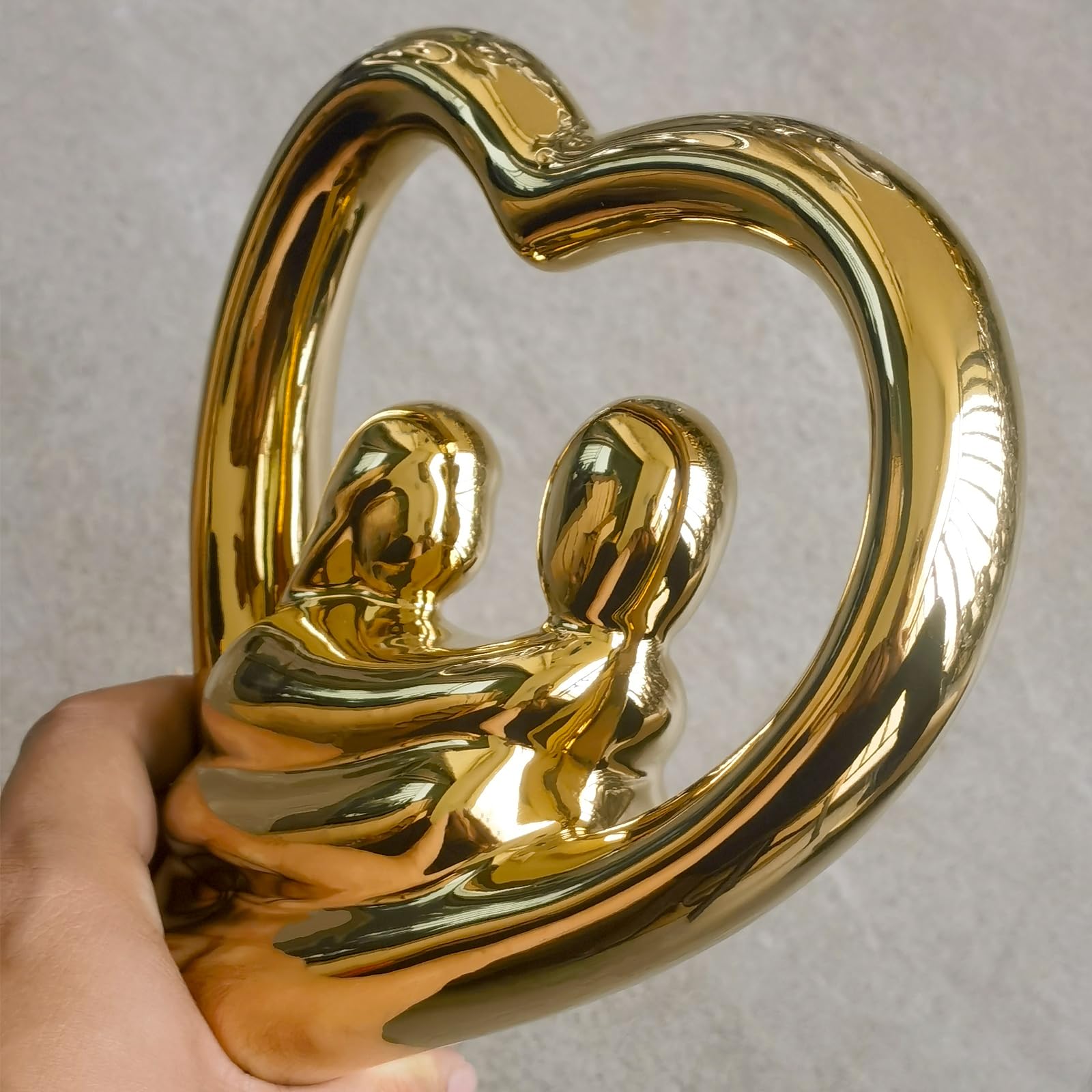 Statues en Porcelaine d'art De Couple Affectueux,Sculpture Peinte à la Main de 32cm de Haut,Statue élégante comme Symbole d'amour et d'affection,Figure décorative Parfaite comme Cadeau (Gold)